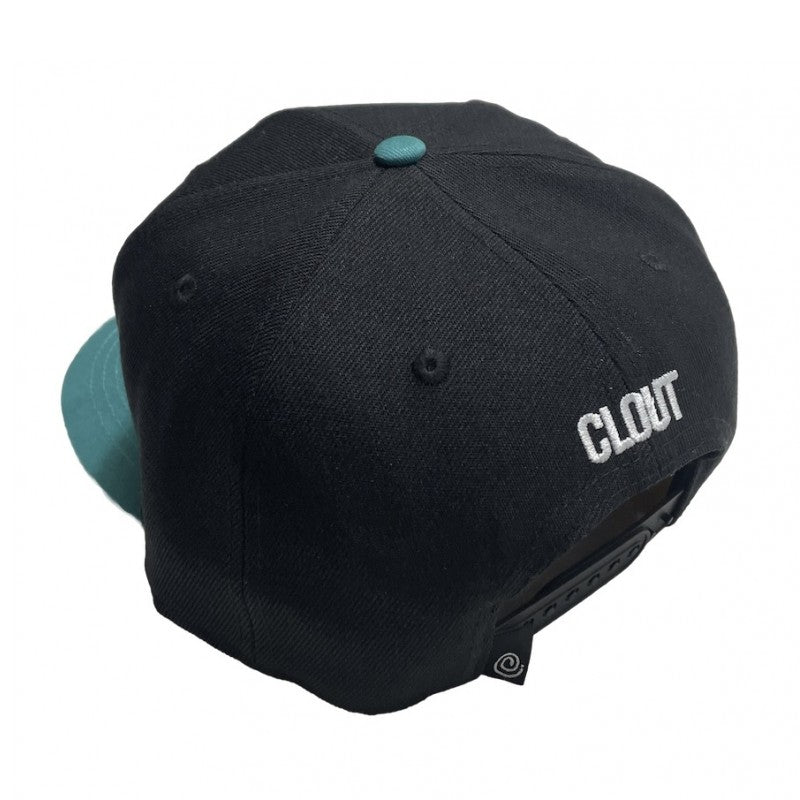 El SNAPBACK 'C Symbol' (New Era Fit) en NEGRO, de CLOUT Magazine