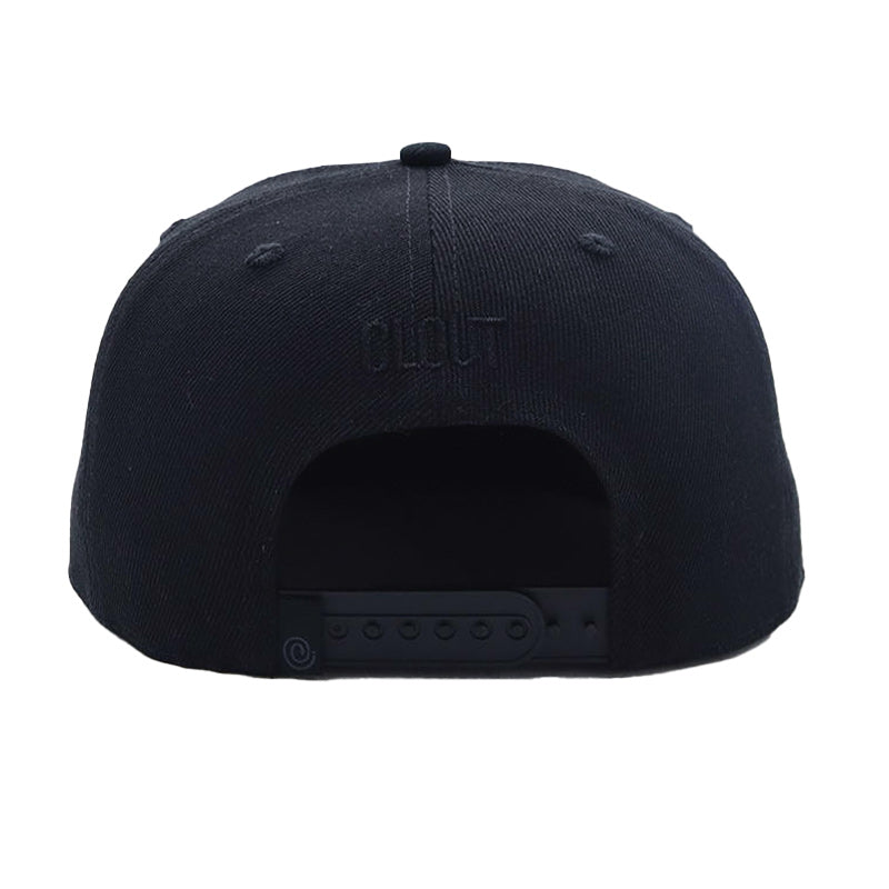 El logotipo del encabezado CLOUT SNAPBACK (New Era Fit) en NEGRO sobre NEGRO, por la revista CLOUT