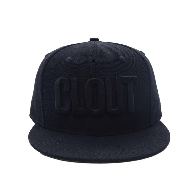 El logotipo del encabezado CLOUT SNAPBACK (New Era Fit) en NEGRO sobre NEGRO, por la revista CLOUT