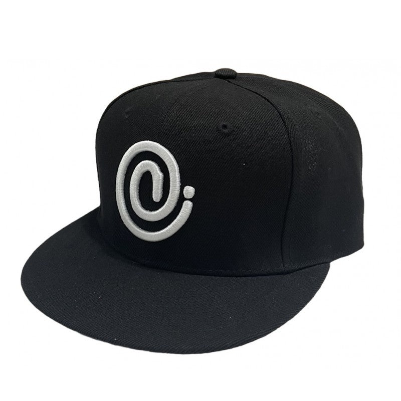 El SNAPBACK 'C Symbol' (New Era Fit) en NEGRO, de CLOUT Magazine