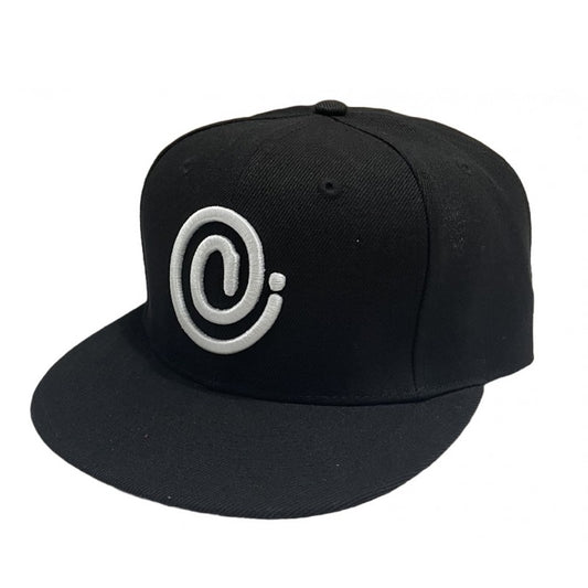 El SNAPBACK 'C Symbol' (New Era Fit) en NEGRO, de CLOUT Magazine
