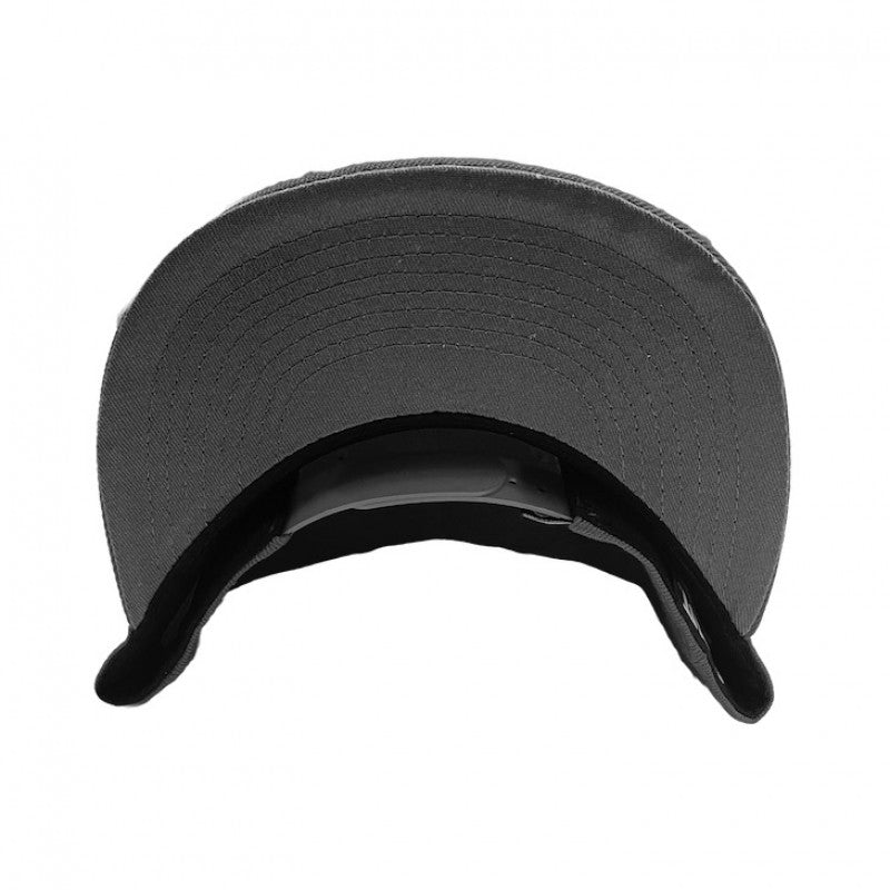 El SNAPBACK 'C Symbol' (New Era Fit) en NEGRO, de CLOUT Magazine