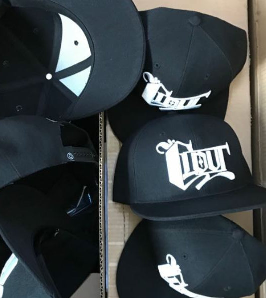 El SNAPBACK CLOUT 'OG Logo' (New Era Fit) en NEGRO, de CLOUT Magazine