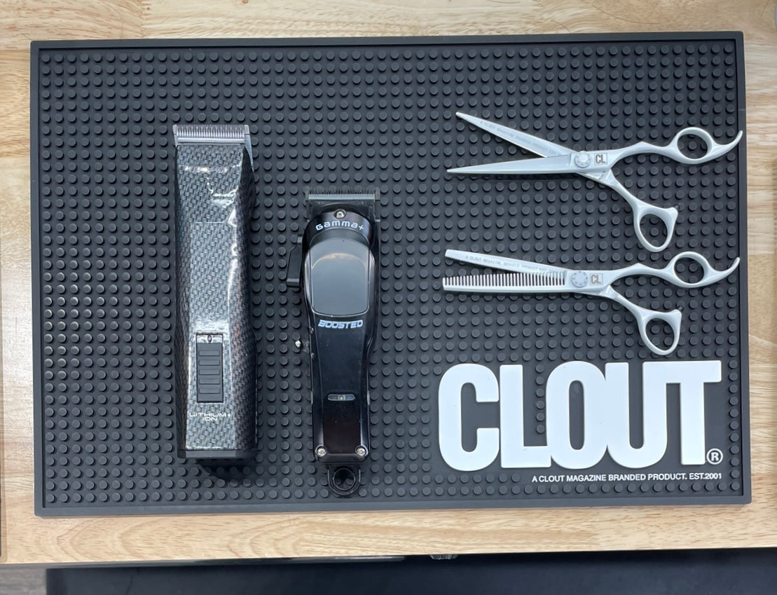 REVISTA CLOUT - ALFOMBRA DE BARBERO “HEADER” NEGRA