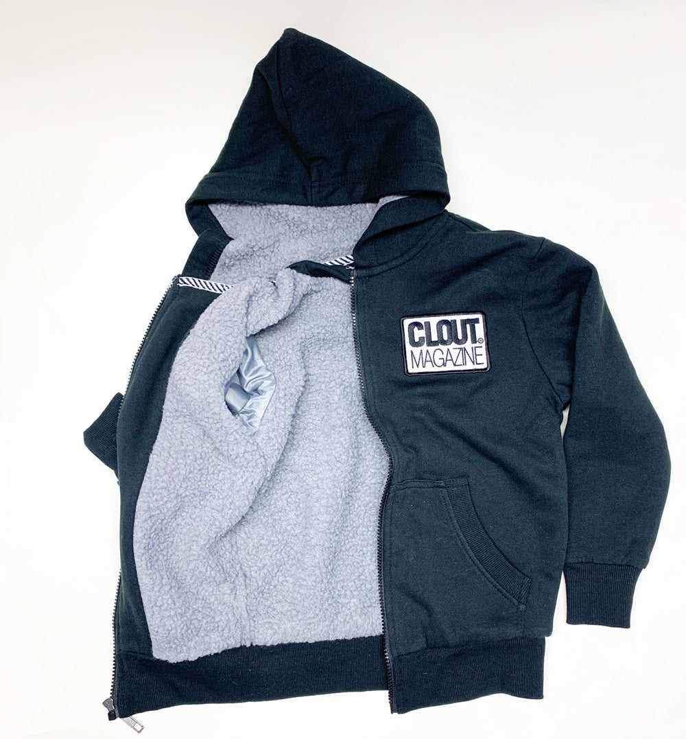 Sudadera SHERPA con capucha para niños/jóvenes de la revista CLOUT - Negro con parche y estampado encalado